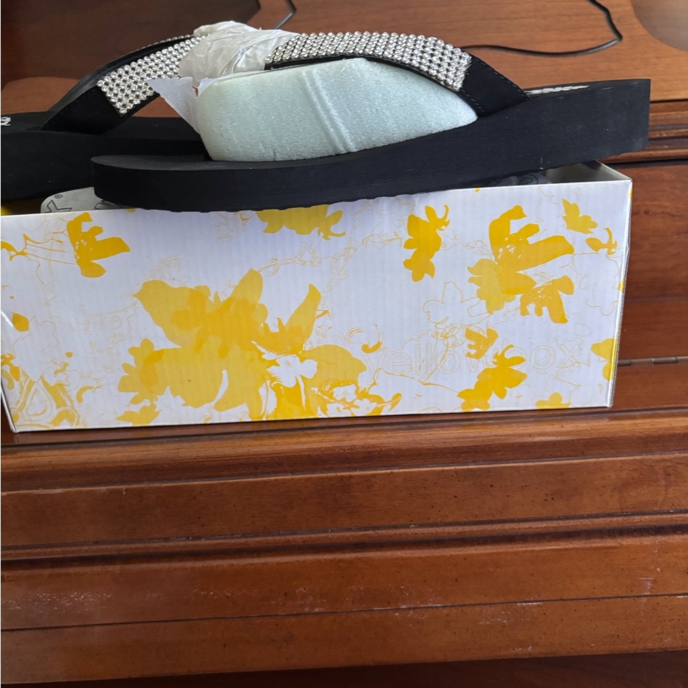 Yellow Box Willa Sparkling Heart Crystal Flip Flop - Picture 7 of 8